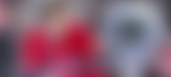 Le "bijou perdu" de Florian Xhekaj fait référence à un médaillon de grande valeur sentimentale qu'il a perdu sur la glace du Centre Bell lors de son tout premier match dans l'uniforme du Canadien de Montréal, le samedi 22 novembre 2025, contre les Maple Leafs de Toronto.