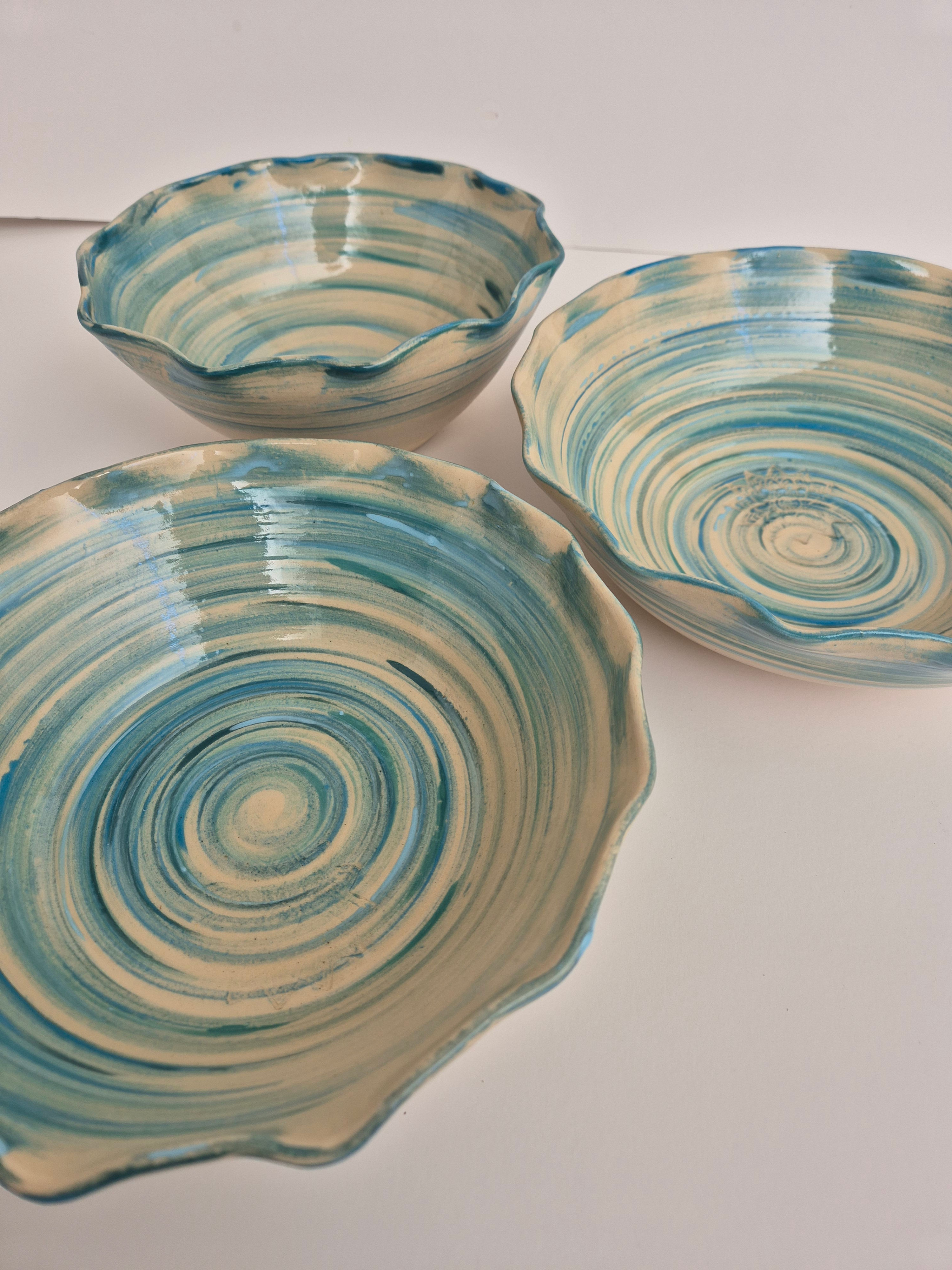 קערה בעיצוב תלתלים צבועה ידנית על אבניים