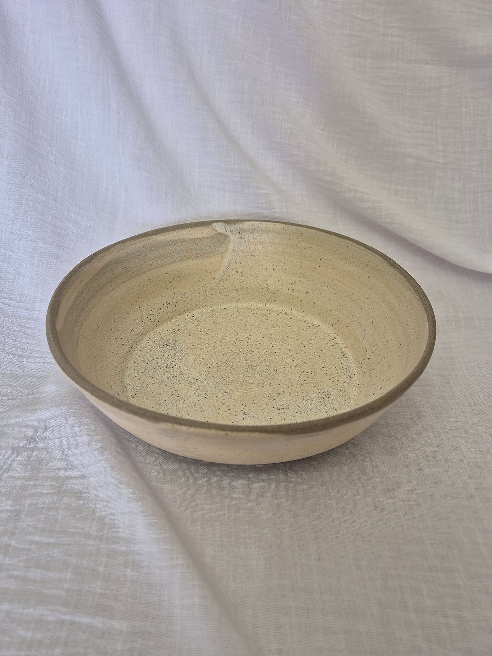 קערה קרם חול עם קונטור חום