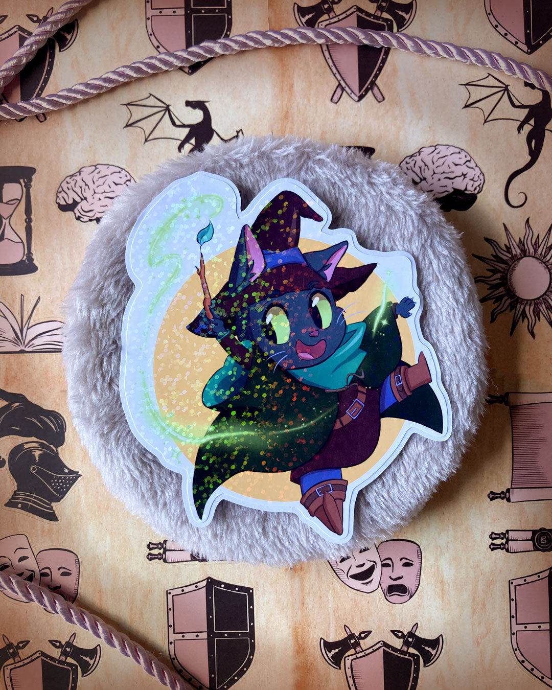 Gato Feiticeiro - Adesivo de Vinil Holográfico 9cm