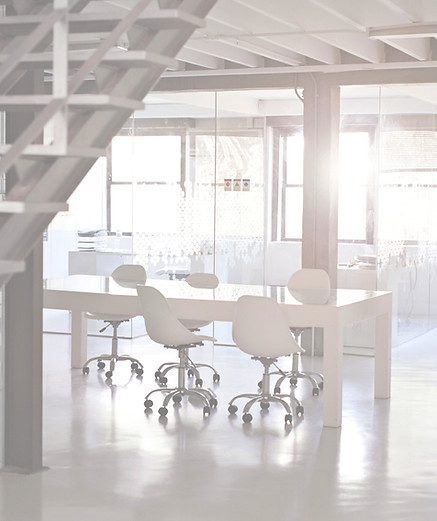 Modernes Bürogebäude als Symbol für gewerbliche Mietobjekte und Beratung zu Gewerbemietverträgen.