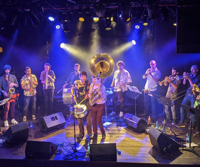 תאורת במה, תאורן למופעים, תאורן למופעים, תאורן להופעות, עיצוב תאורת במה, הפעלת תאורה במופעים