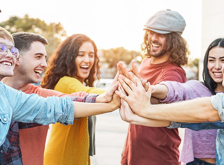 חבורת צעירים ססגונית