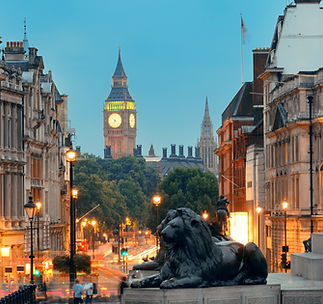 Street view of Trafalgar Square at night in London.jpg