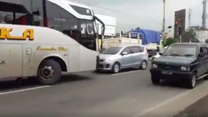 Kisah Sopir Bus AKAP Dipecat Gegara Tak Sholat