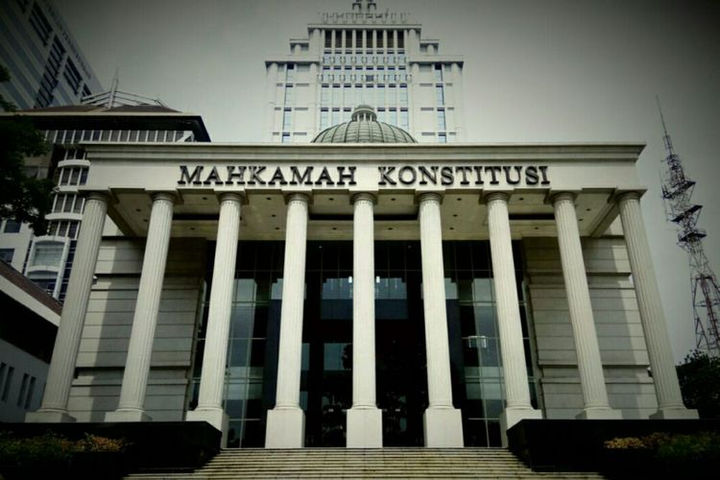 Panas! Anggap Hakim MK Arief Hidayat Tekan Saksi, BW Diancam Dikeluarkan
