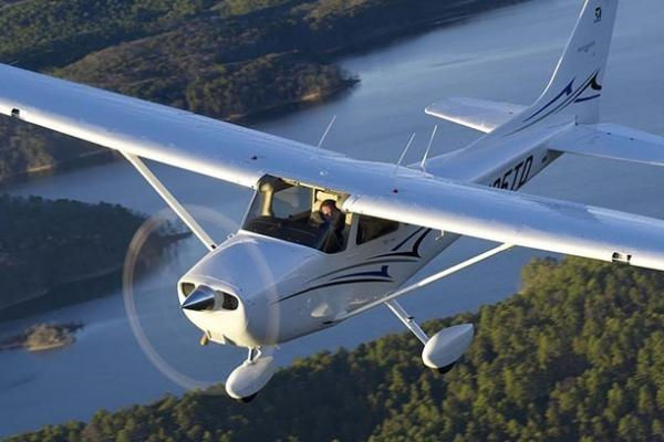 Petugas Gunakan Drum Isi Air untuk Evakuasi Bangkai Cessna