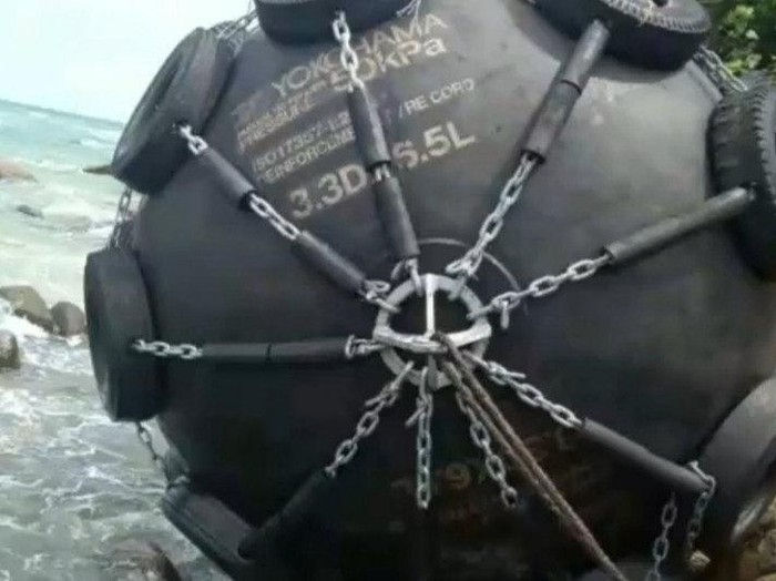 Bola Hitam Besar Bertulisan 'Yokohama 50KPa' Ditemukan di Pantai Bintan