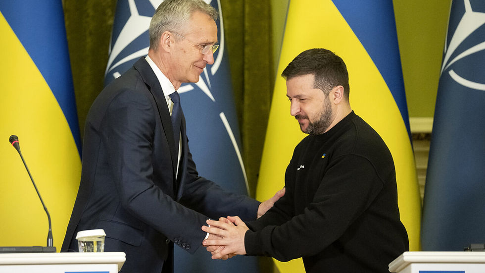 Zelensky stringe la mano al segretario generale Nato Stoltenberg a Kiev
