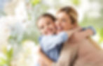 Kind 1 umarmt Mutter im Grünen_AdobeStock_481806341.jpeg