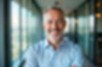 Kind 1 umarmt Mutter im Grünen_AdobeStock_481806341.jpeg