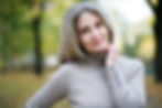 Kind 1 umarmt Mutter im Grünen_AdobeStock_481806341.jpeg