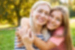 Kind 1 umarmt Mutter im Grünen_AdobeStock_481806341.jpeg