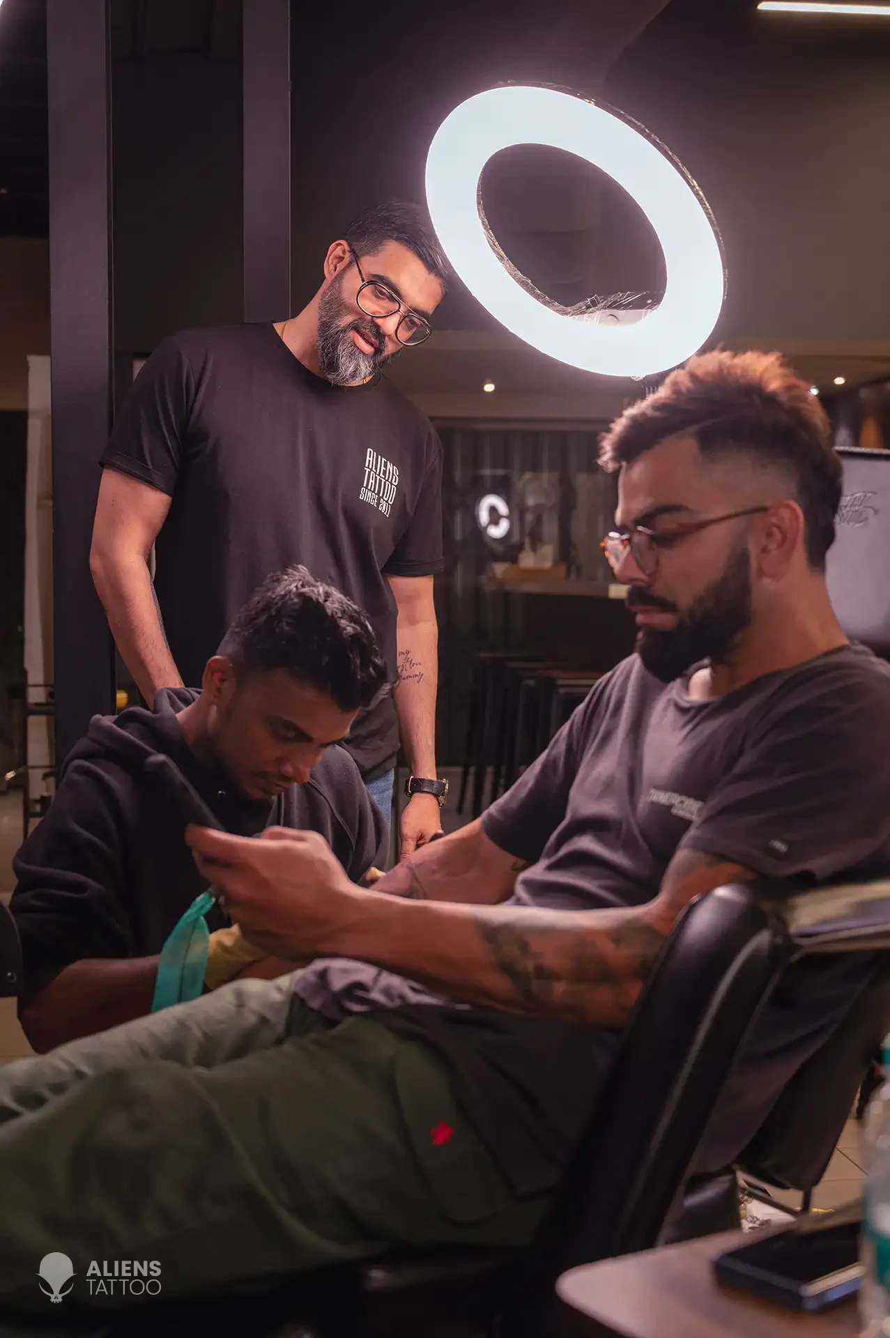 Devendra Palav tattooing intricate details on Virat Kohli's arm