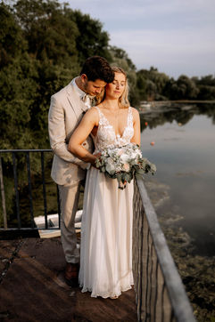 Brautpaar am Wasser beim Paarshooting in Eggenstein-Leopoldshafen – Hochzeitsfotograf Karlsruhe