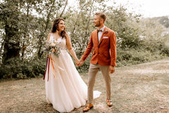 Spaziergang des Brautpaars auf einer Wiese – Authentisches Paarshooting in der Region Karlsruhe.