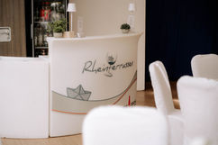 Detailaufnahme des Empfangsbereichs an der Rheinterrasse Karlsruhe – Hochzeitsfotografie