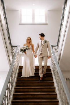 Brautpaar läuft gemeinsam die Treppe hinab nach der Trauung in Durlach – Hochzeitsfotograf Karlsruhe