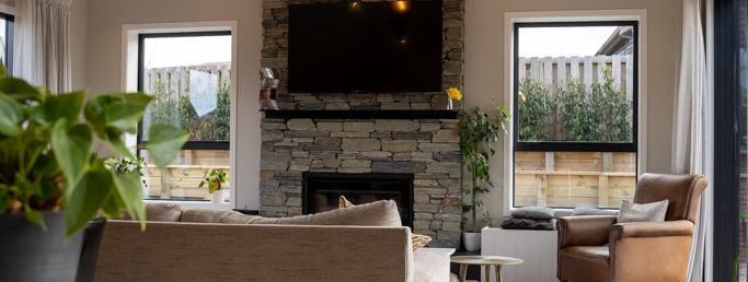 This 3-bedroom, 2.5-bathroom home on Erewhon Crescent in Northlake makes the most of its setting, with panoramic mountain views and plenty of space for family living.
A schist feature wall welcomes you at the entrance, with more schist carried through to the fireplace in the large, vaulted-ceiling living room. High ceilings in the bedrooms create a light and spacious feel throughout the home. With dedicated media room, butler’s pantry and laundry, and separate toilet add plenty of practicality to the layout.