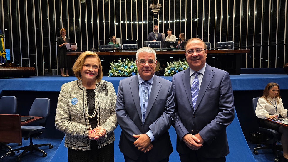Presidentes dos Conselhos Diretor e Curador da Fundação, Drs. Liana e Marcelo Ventura. Ao centro, senador Eduardo Girão, presidente da sessão solene.