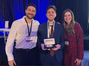 DR. CIRO VIRGOLINO, MÉDICO OFTALMOLOGISTA DA FAV, CONQUISTA PRIMEIRO LUGAR EM COMPETIÇÃO DO THE VIT-BUCKLE SOCIETY EM LAS VEGAS - EUA