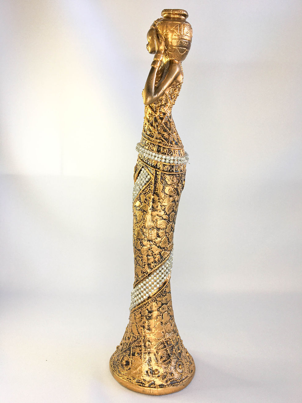 Estatueta Africana Estilizada com Vaso em Pé no Ombro 36cm