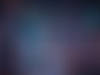 Imagem futurista em tons de neon laranja e azul que representa uma checklist digital de Geração de Leads B2B. Profissionais de terno interagem com uma grande tela holográfica no centro, que exibe ícones de verificação (checkmarks) e linhas de dados luminosas sobre um fundo de paisagem urbana tecnológica. A cena transmite conceitos de análise, estratégia e modernidade no ambiente de negócios.