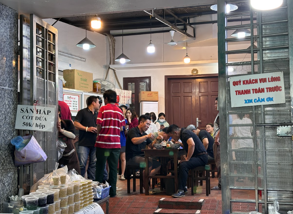 The daily scene of crowds lining up to order at the restaurant in early morning (Source: Staste)