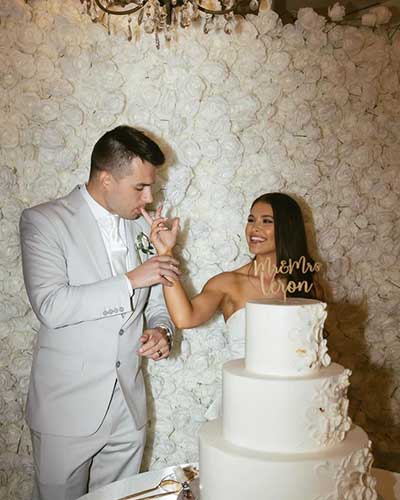 Wedding couple with even backdrop