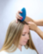 Kopfhautbehandlung bei langhaariger blonder Frau