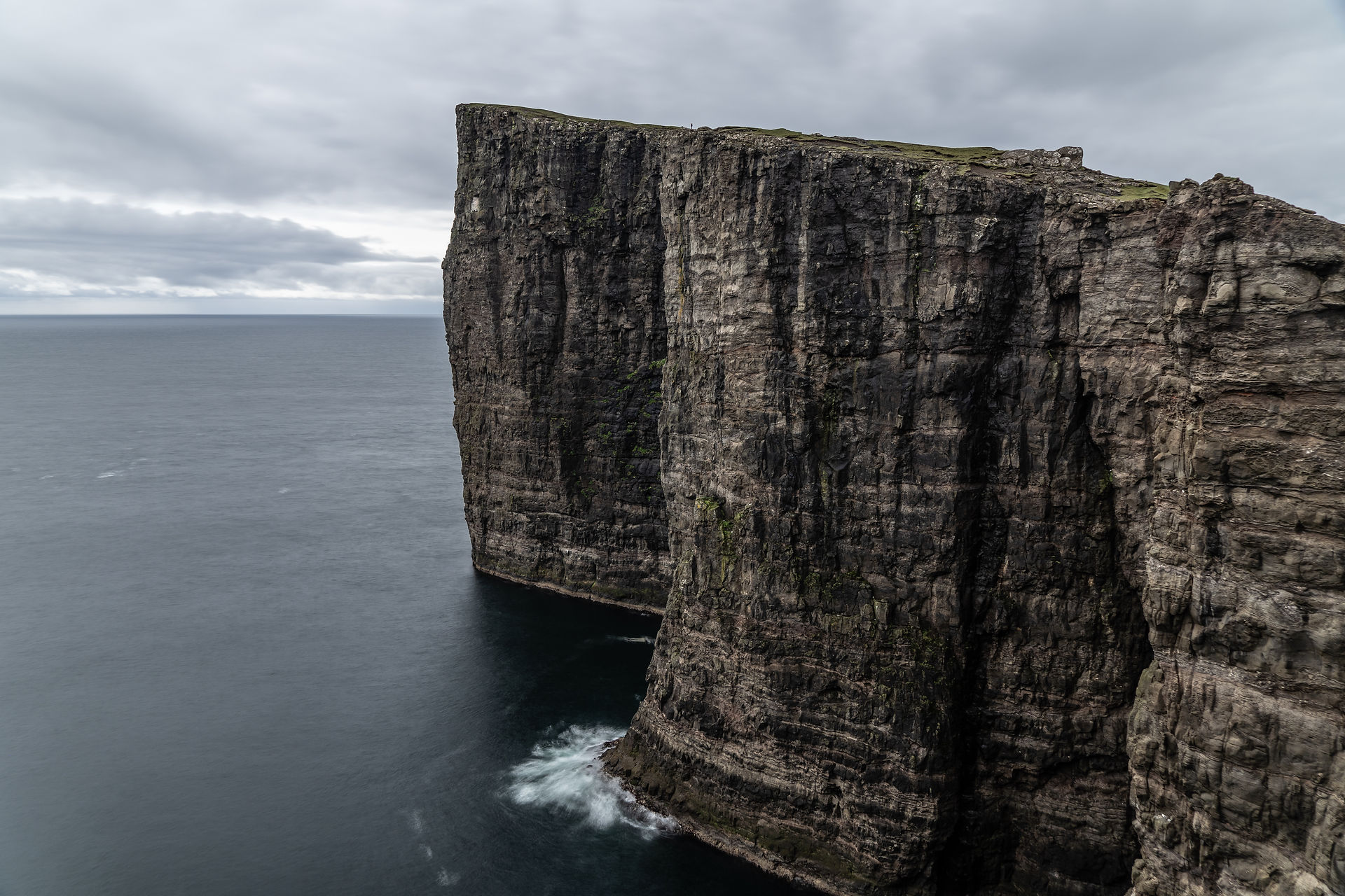 Trælanípa Cliffs / long exposure