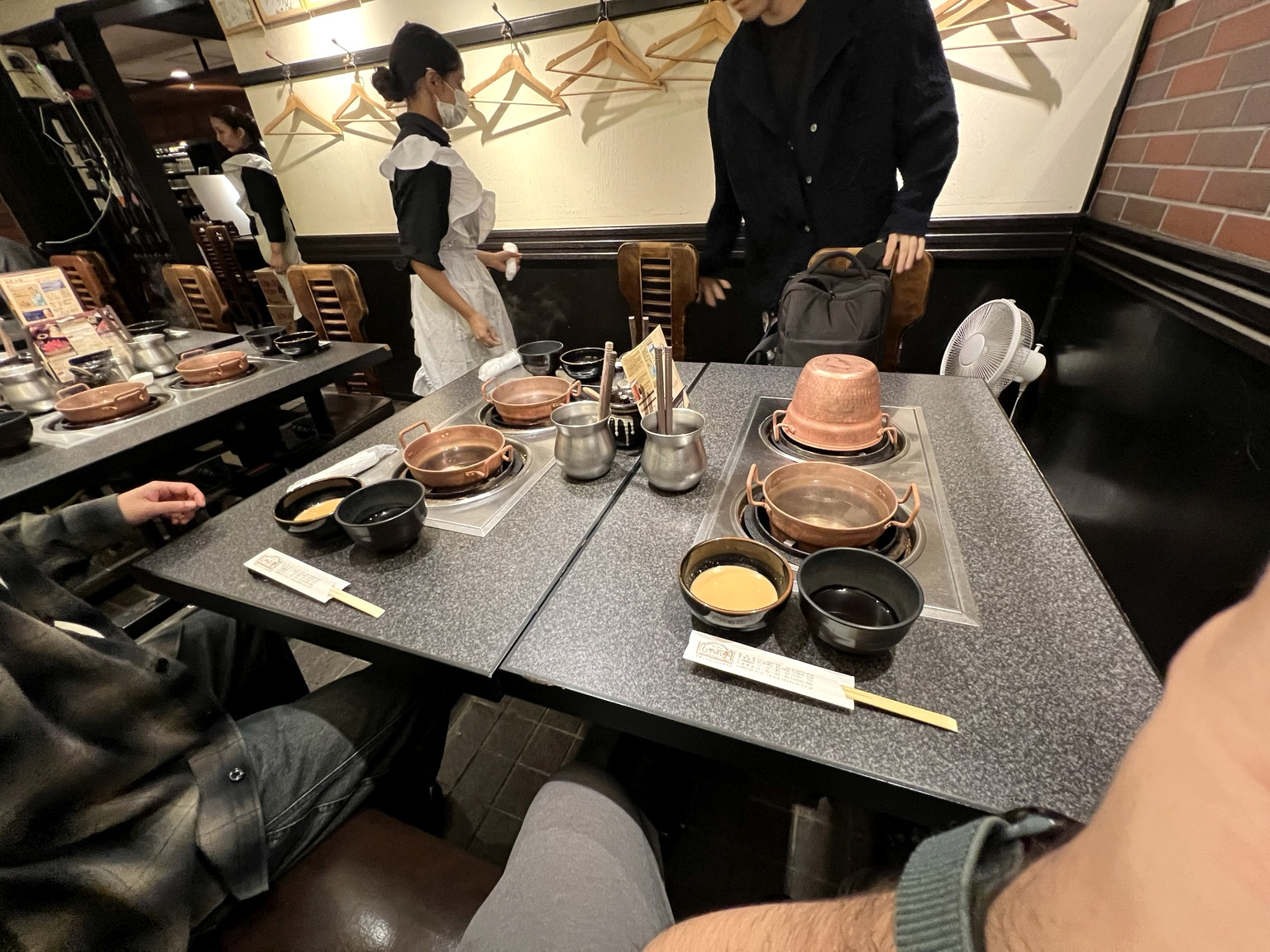 Mesa de shabu-shabu ao final do jantar