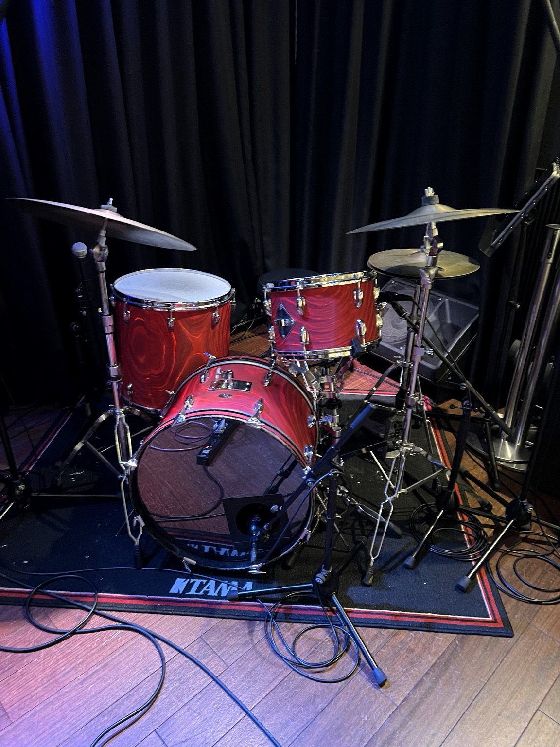 Bateria vermelha no palco antes do show