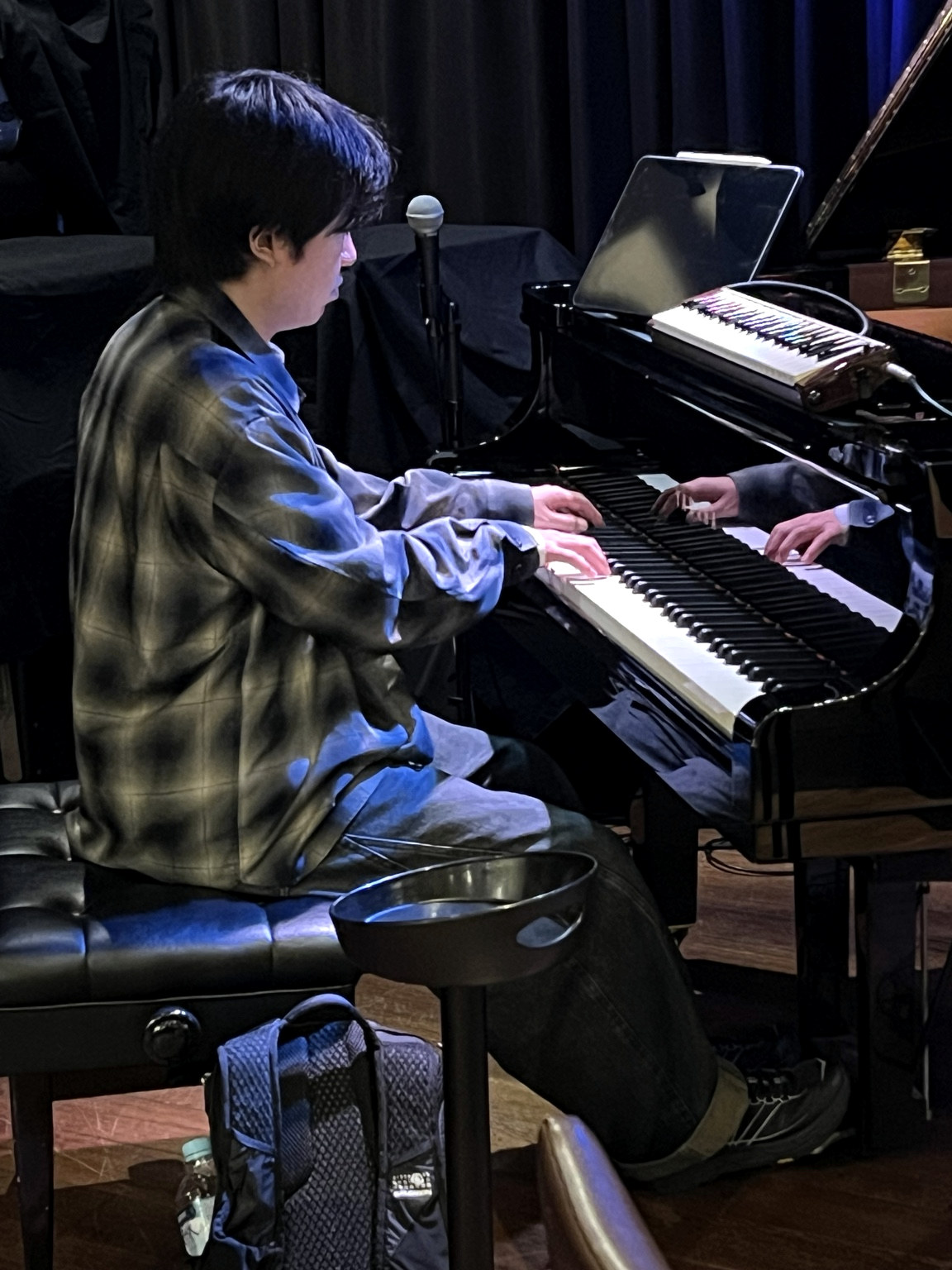 Pianista tocando piano de cauda durante o soundcheck