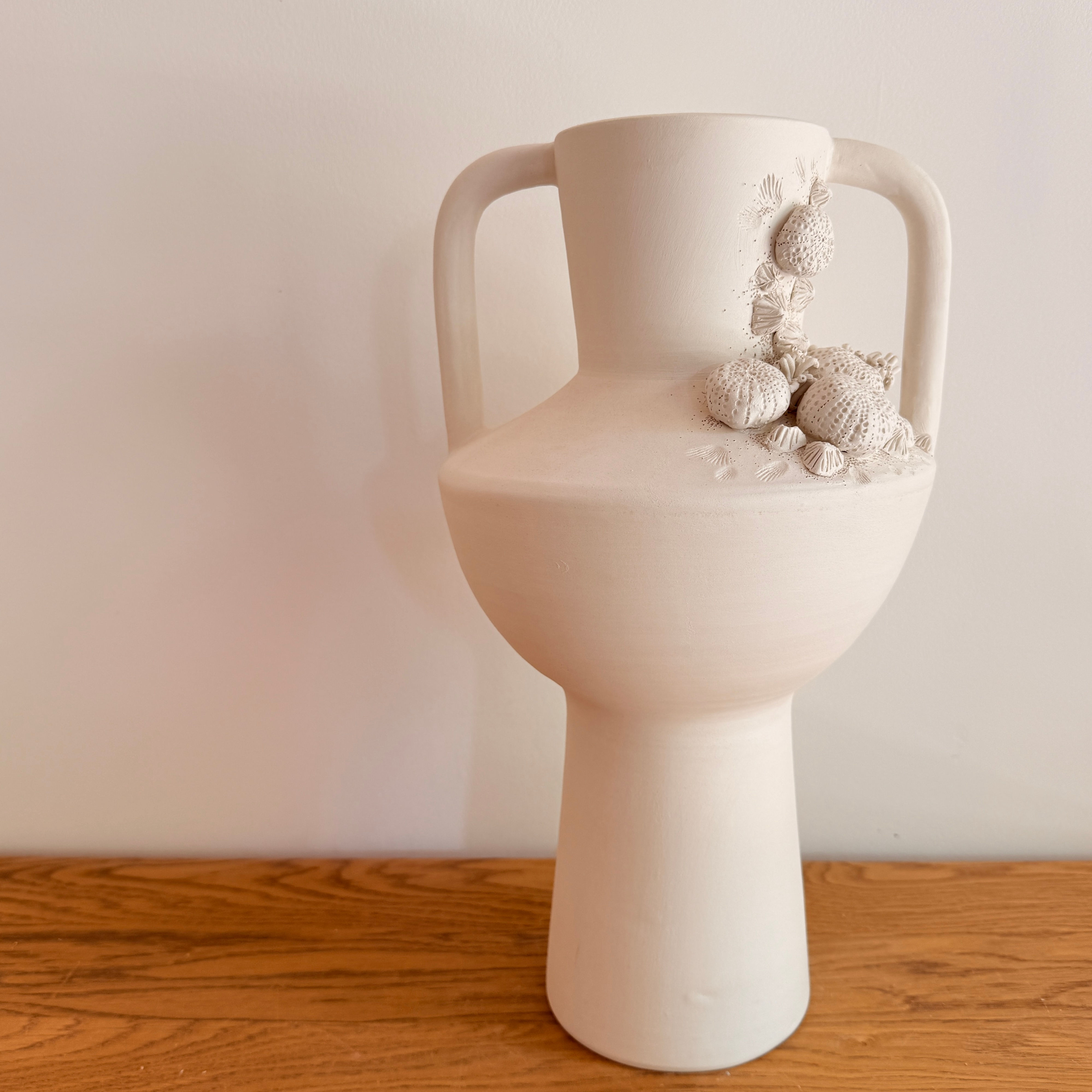 Vase Cyclades Coquillages en céramique blanche, décors coquillages