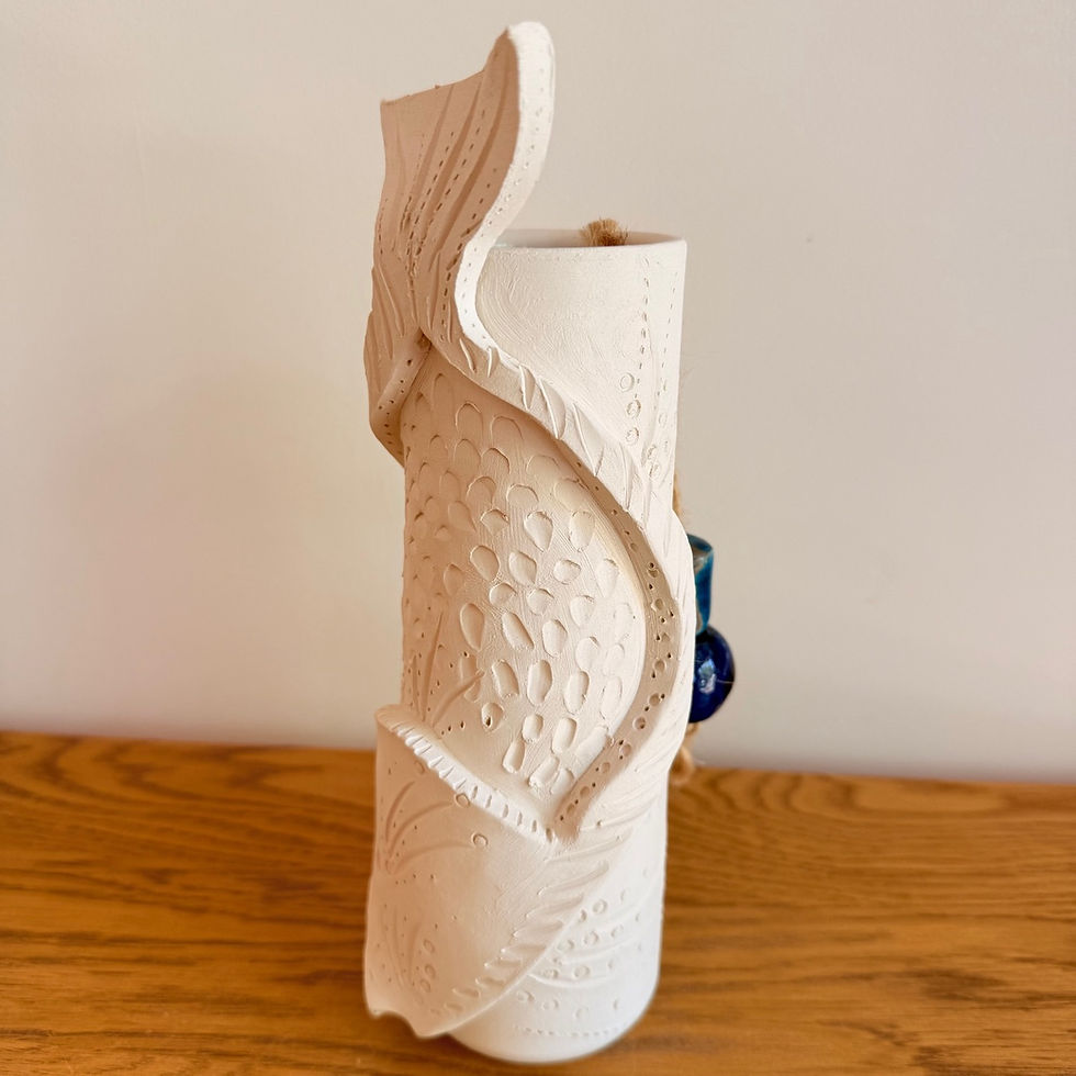 Thumbnail: Vase Tube sculpture Poisson blanc vue de côté