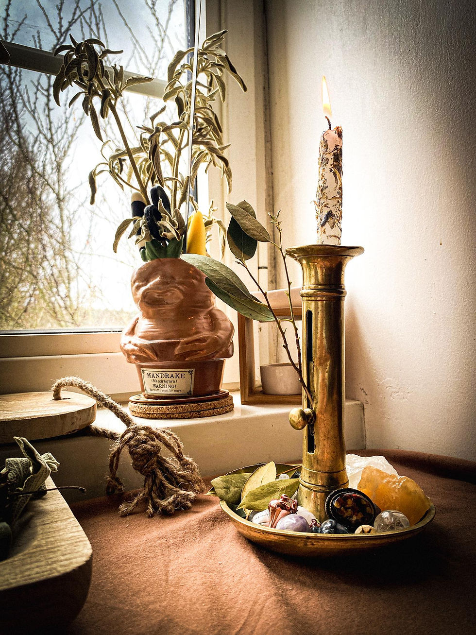 Bougie Lumière d'Espoir allumée, débutant son voyage lumineux, évoquant la magie et l'ésotérisme à travers la flamme.