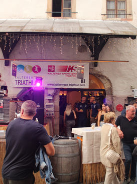 Festzelt mit Bühne und Besuchern am Abend