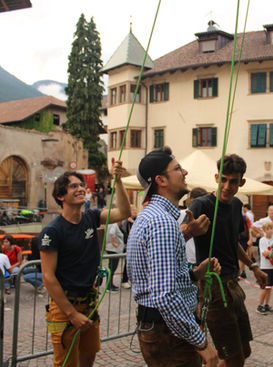 Festbesucher auf dem Dorfplatz im Ortskern von Kaltern