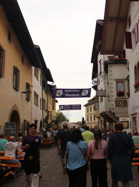 Festbesucher in der Gasse im Ortskern von Kaltern