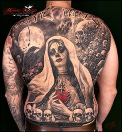 Komplett verheiltes, großflächiges Rücken-Tattoo in Schwarzgrau: eine verschleierte Frau mit skelettiertem Gesicht hält ein brennendes Herz, darunter mehrere Schädel, daneben ein Rabe vor einem Vollmond, gestochen im Human Design Tattoo Studio.