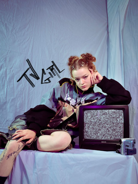 novembre 2025, TV girl par Cha A.