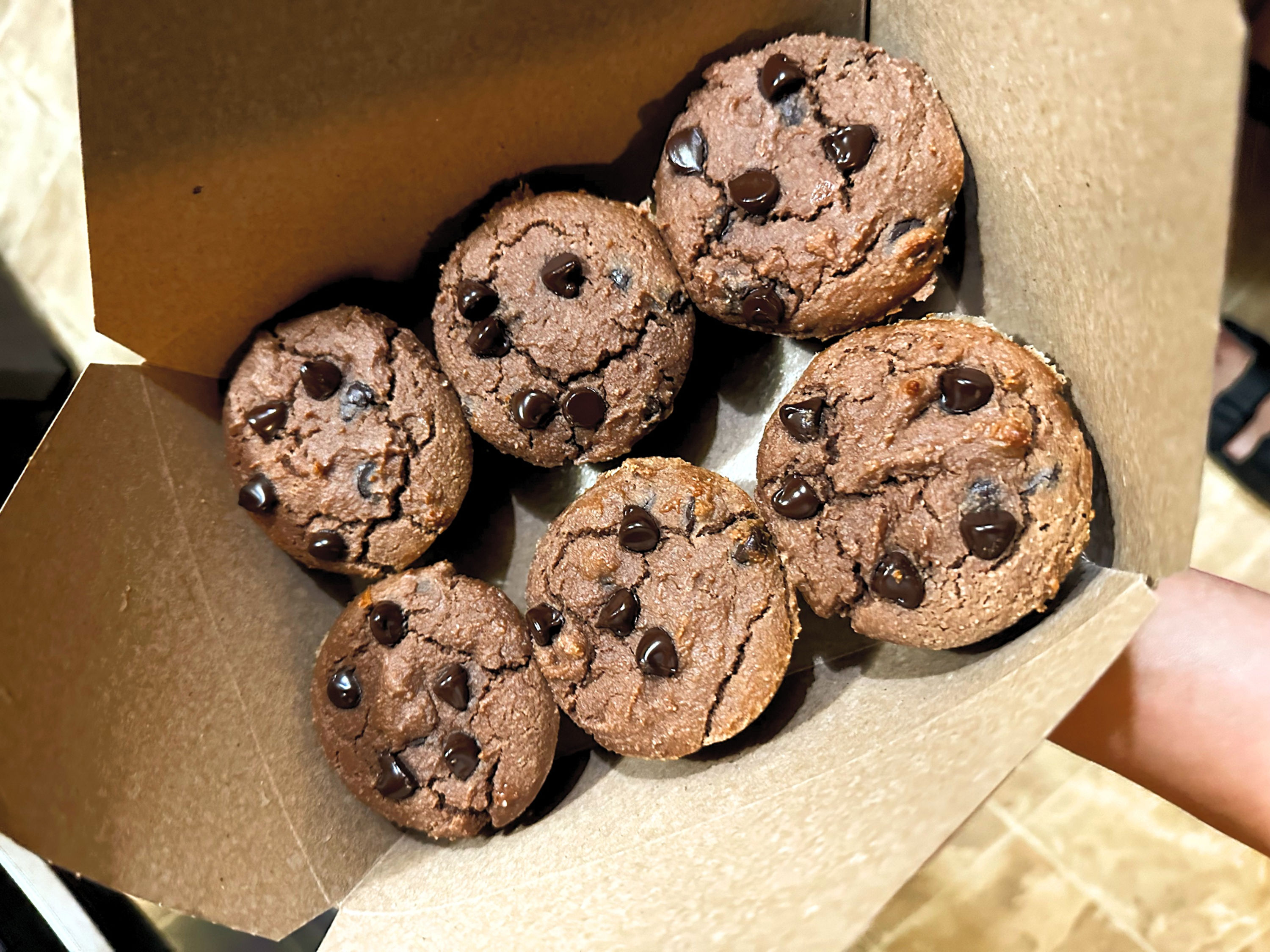 Muffins proteicos con chispas de chocolate doble