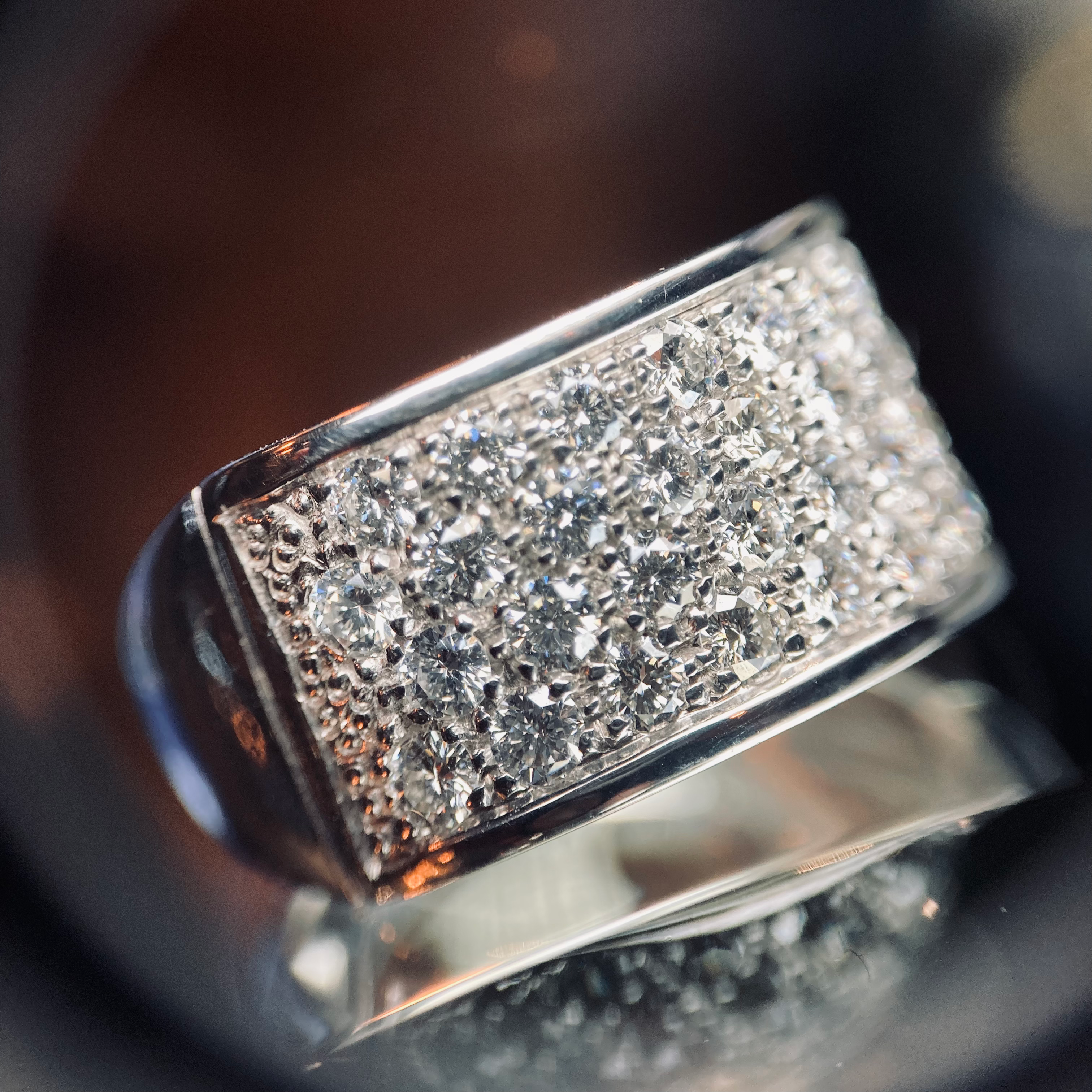 18ct White Gold and Diamond Ring