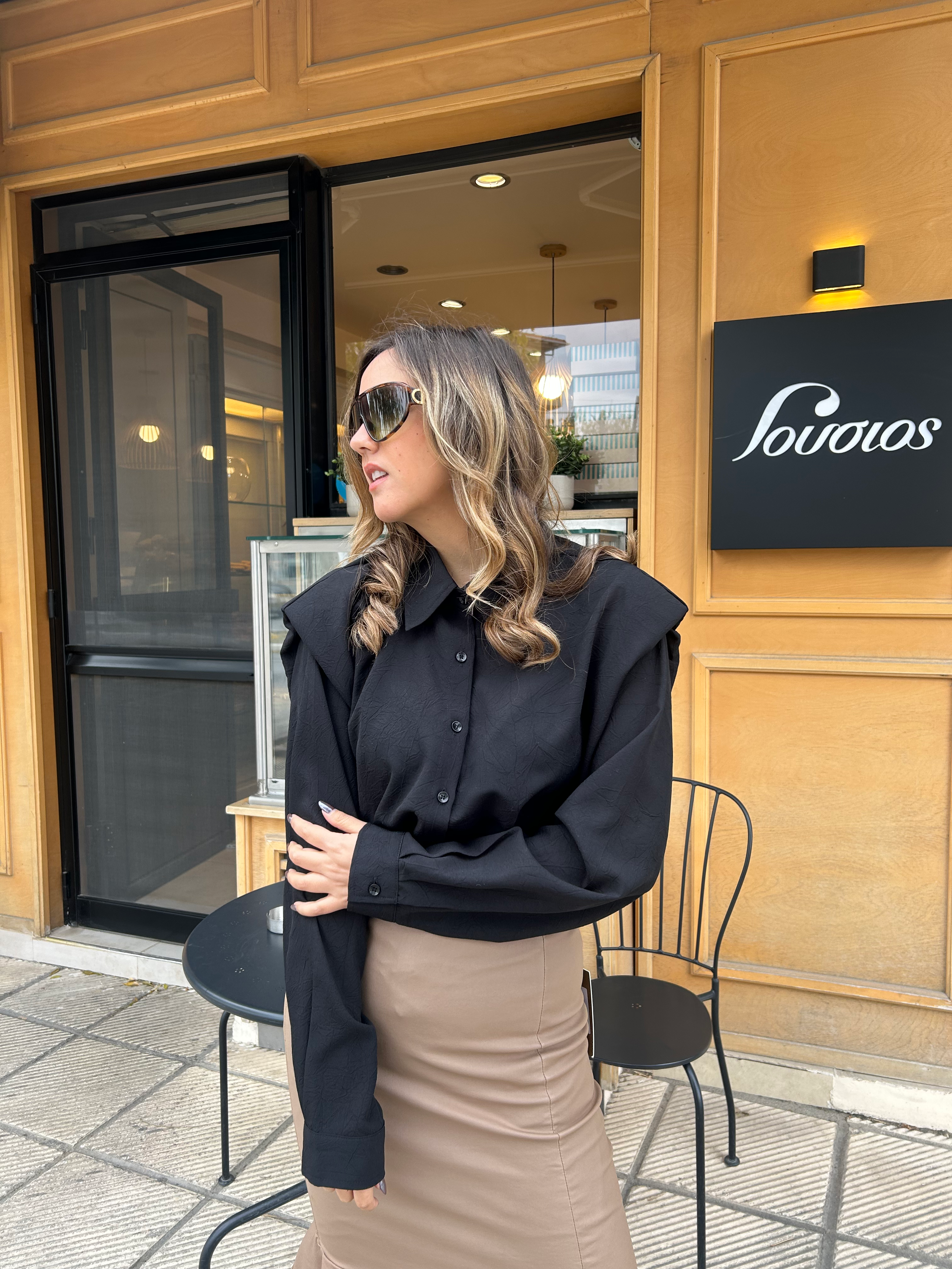 Shirt with sahoulder pad