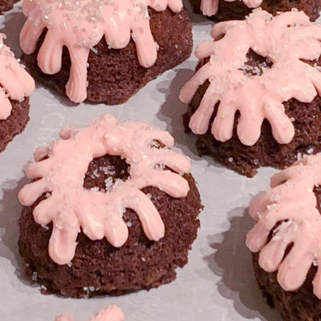 Peppermint Hot Chocolate Mini Bundt Cakes
