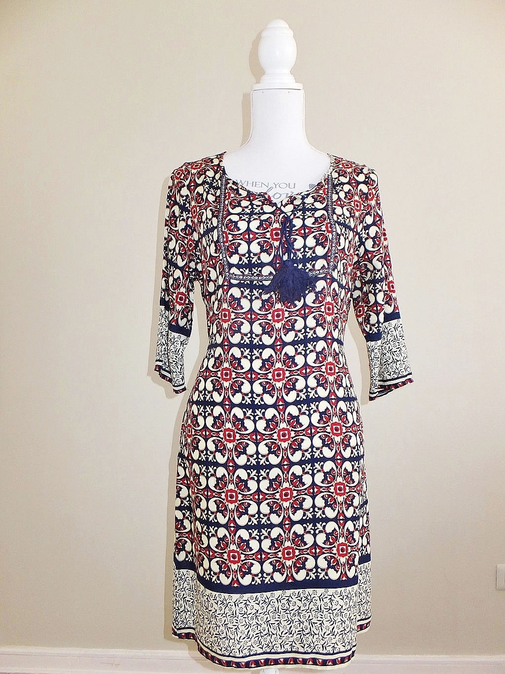 Vestido hippi chic estampado fucsia con negro