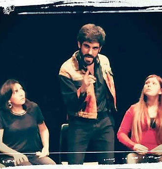 Alumnos de la Escuela Int de Teatro Total en escena