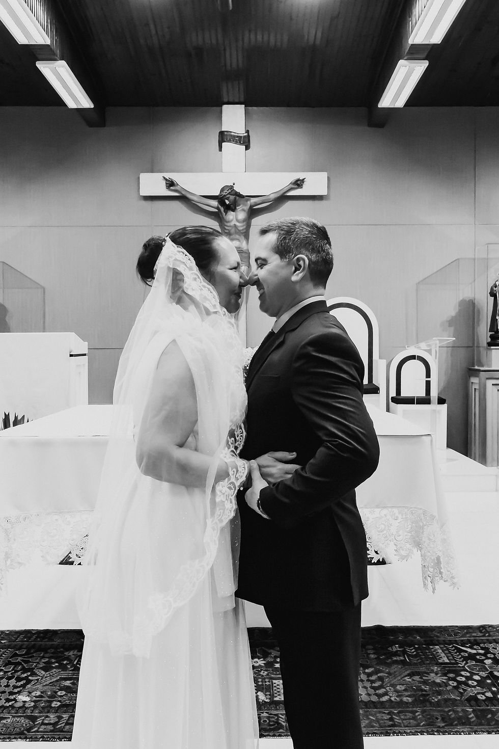 um casal no altar no dia do casamento