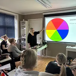 Pris, varighet, opptakskrav og Lånekasse for hud- og kroppsterapeutstudiet ved Sandefjord Estetic Akademi – komplett guide til vår ettårige utdanning.
